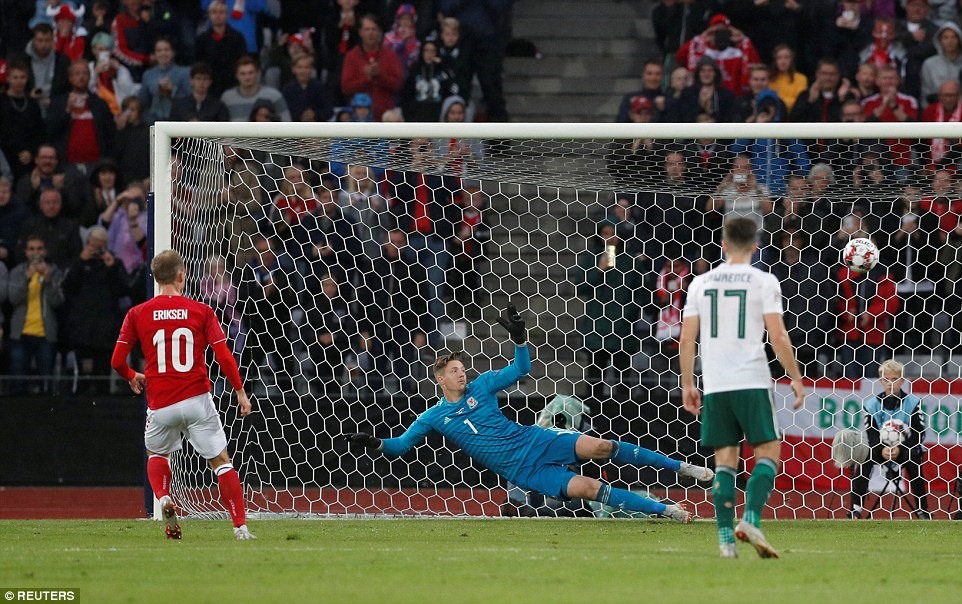 Cú đá phạt đền thành công của Eriksen. Ảnh: Reuters.