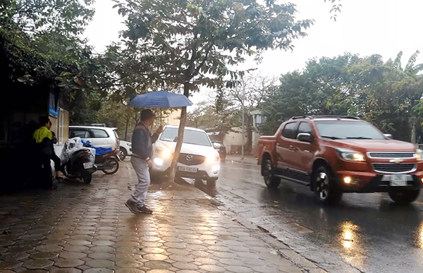 Người đàn ông lạ mặt lập tức chạy ra hỏi han mỗi khi có xe đỗ dưới lòng đường.