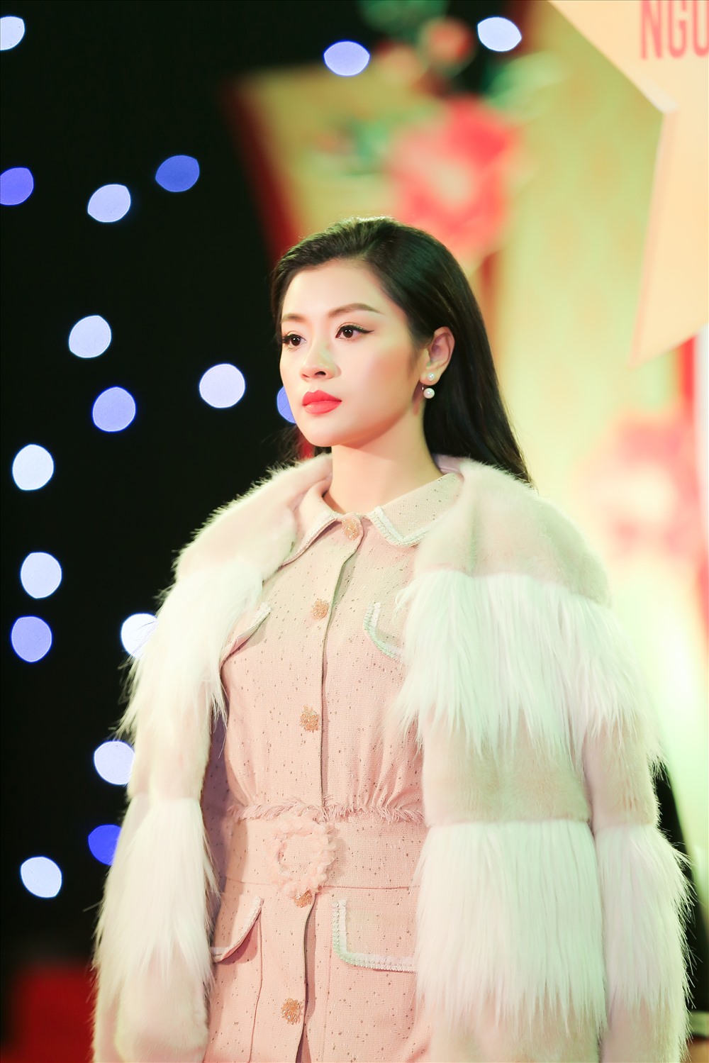 Nguyễn Thu Hằng là ca sĩ trẻ gây chú ý với dòng nhạc dân gian.