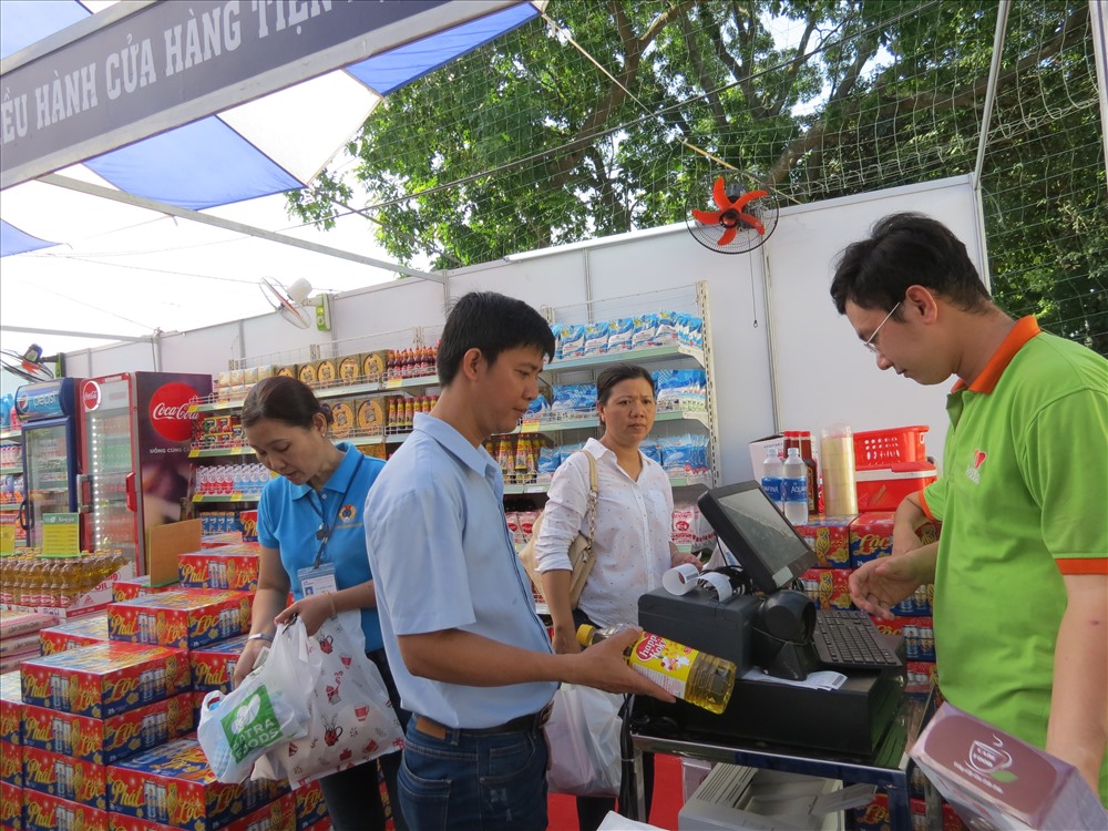 Hội chợ có nhiều gian hàng phục vụ các nhu yếu phẩm