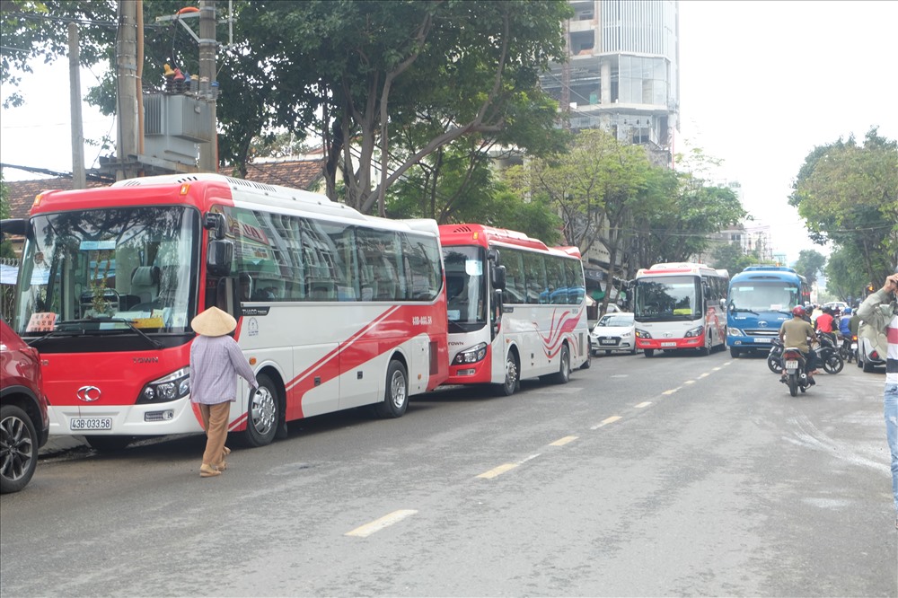 Tại các tuyến phố như Nguyễn Thái Học, Trần Quốc Toản, Hùng Vương, Ngô Gia Tự… xe du lịch loại 45 chỗ ngồi ngang nhiên đậu đỗ bất chấp quy định, kể cả đậu xe gần trụ đèn tín hiệu giao thông.
