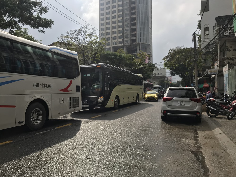 Xe nối hàng dài gây khó khăn trong đi lại đối với các phương tiện khác.