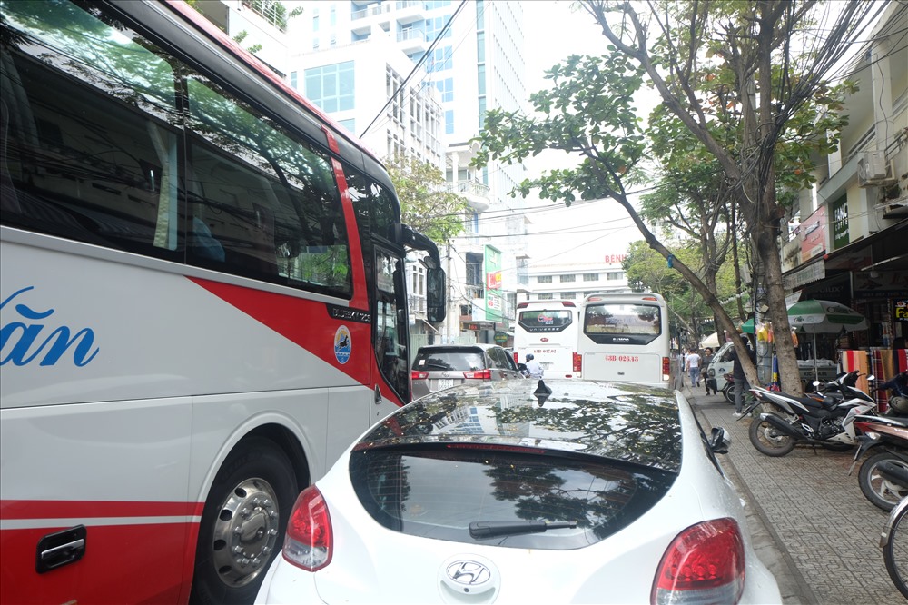 Xe du lịch loại 45 chỗ chiếm phần lớn lòng đường vốn chật hẹp
