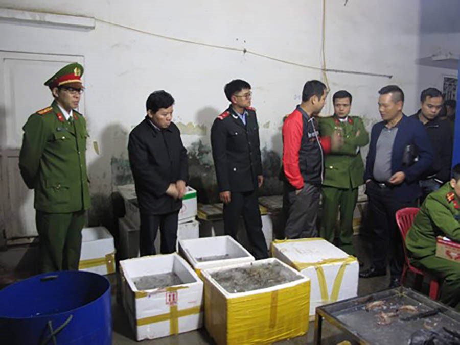 Lực lượng chức năng kiểm tra hiện trường.