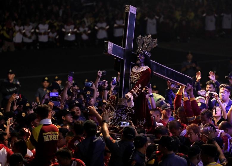 Cảnh tượng cung nghinh tượng Black Nazarene qua các đường phố trung tâm thủ đô Manila. Ảnh: Reuters.