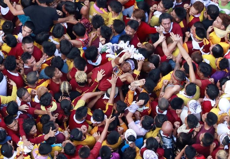 Lễ hội này luôn thu hút đông đảo tín đồ tham gia mặc dù năm nào cũng có người bị thương, một số người tử vong trong các năm trước. Ảnh: Reuters.
