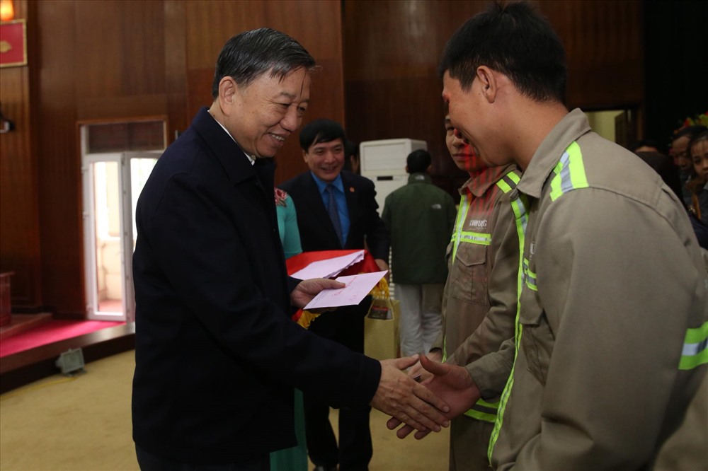 Thượng tướng Tô Lâm - Uỷ viên Bộ Chính trị, Bộ trưởng Bộ Công an trao quà và đồng chí Bùi Văn Cường - Uỷ viên TƯ Đảng, Chủ tịch Tổng LĐLĐVN trao quà cho CNLĐ có hoàn cảnh khó khăn. Ảnh: S.T