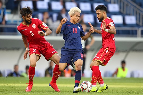 Chanathip (áo xanh) và các đồng đội đã có trận đấu tốt trước Bahrain (Ảnh: Getty)