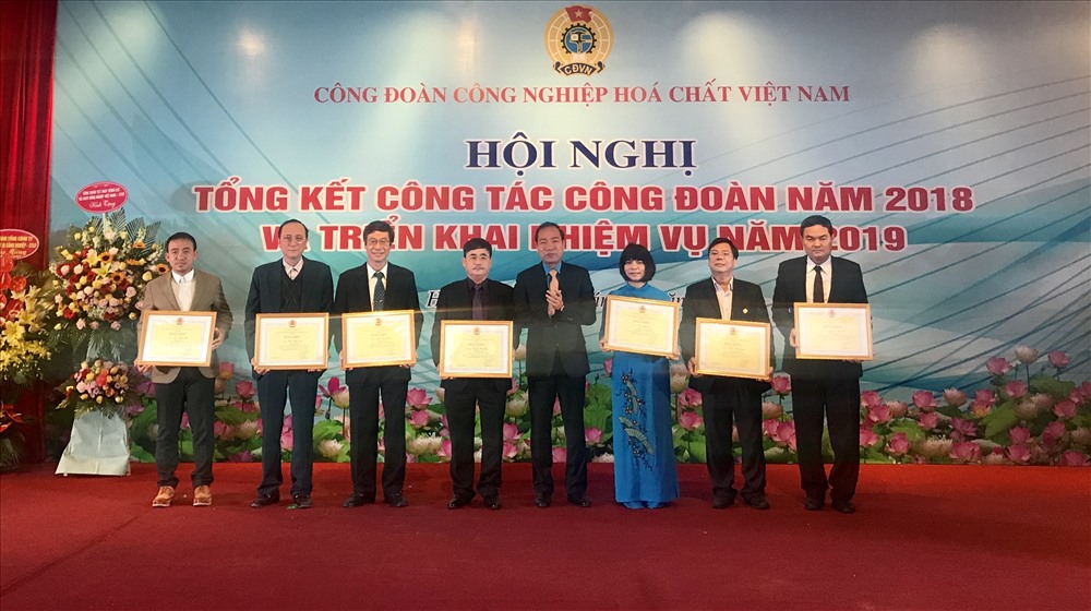 Chủ tịch Công đoàn Công thương Việt Nam Trần Quang Huy trao Bằng khen của Tổng LĐLĐVN cho các tập thể, cá nhân trực thuộc CĐ Công nghiệp Hoá chất Việt Nam. Ảnh: H.A