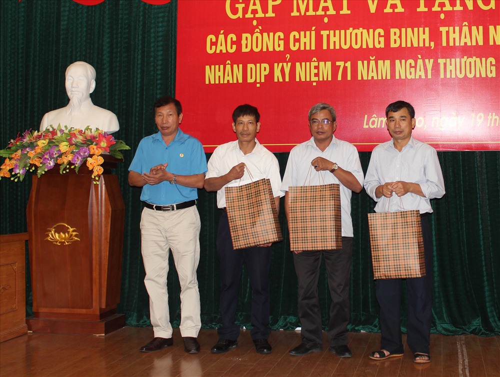 Chủ tịch Công đoàn Công nghiệp Hoá chất Việt Nam Vũ Tiến Dũng (ngoài cùng bên trái) tặng quà cho đoàn viên. Ảnh: X.T