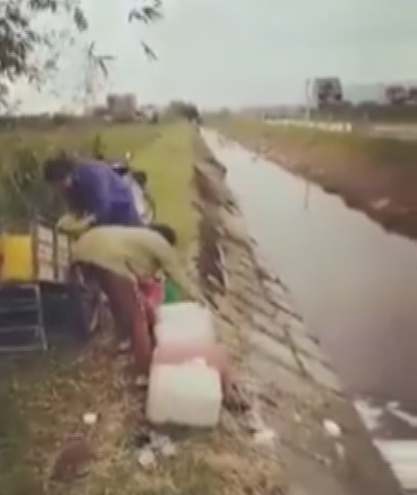 Nước thải đổ ra kênh có màu đỏ, tạo bọt trắng xóa
