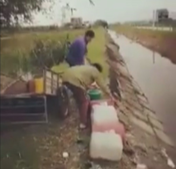 Hai vợ chồng trưởng thôn cùng nhau đổ nước thải ra dòng kênh Bắc