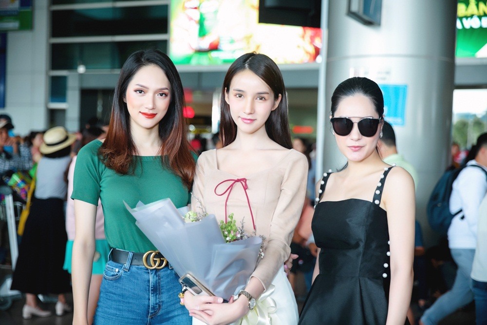 Hoa hậu Hương Giang, giám khảo Di Băng và Yoshi thân thiết chụp hình kỷ niệm.