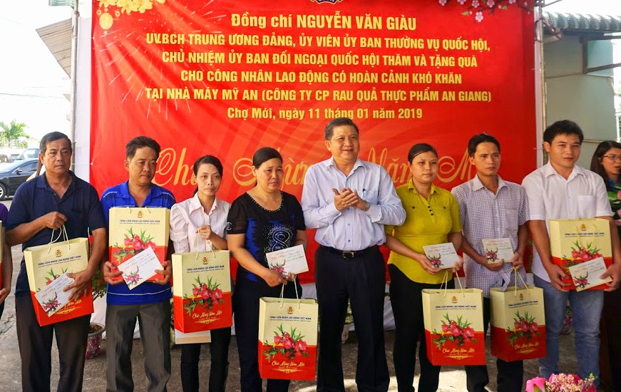 Tặng quà cho đoàn viên, CNLĐ huyện Chợ Mới. Ảnh: LT