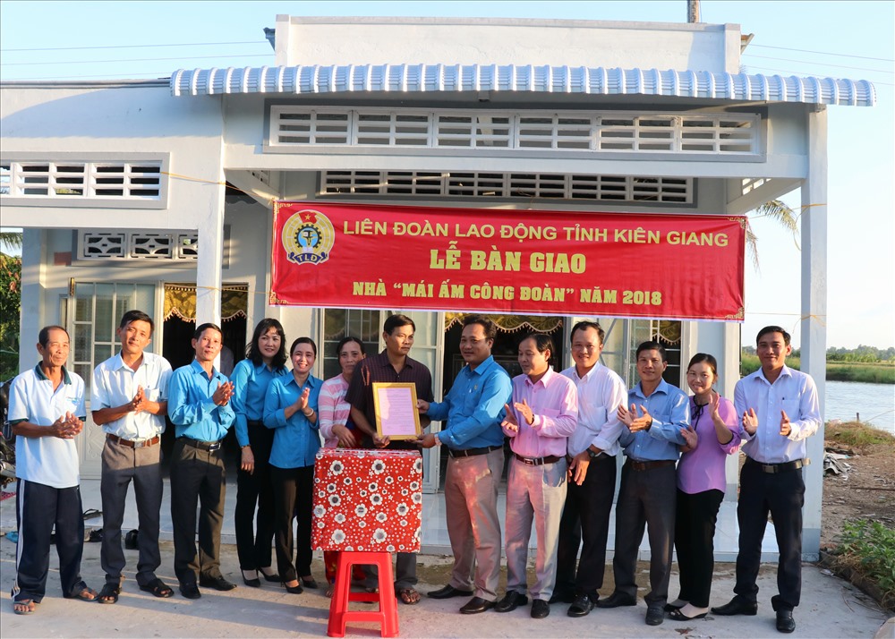 LĐLĐ Kiên Giang bàn giao MÂCĐ cho đoàn viên Trần Văn Hùng. Ảnh: LT