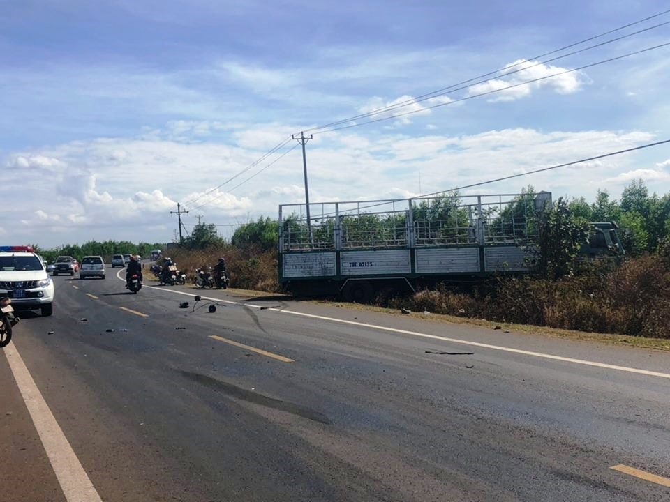Chiếc ô tô tải thùng gặp sự cố, xoay ngang đường.