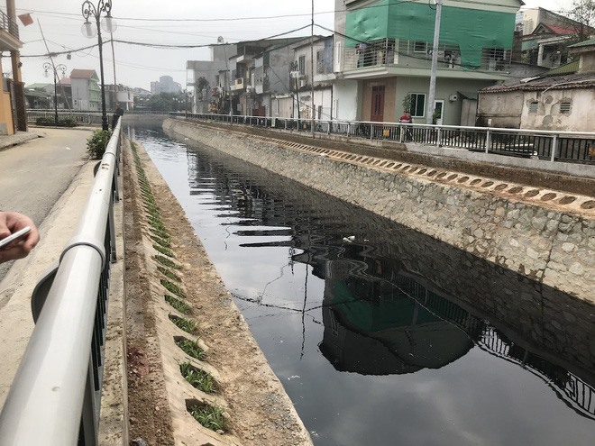 Nước trên kênh có màu đen như mực người dân nghi có hóa chất bị thải xuống.