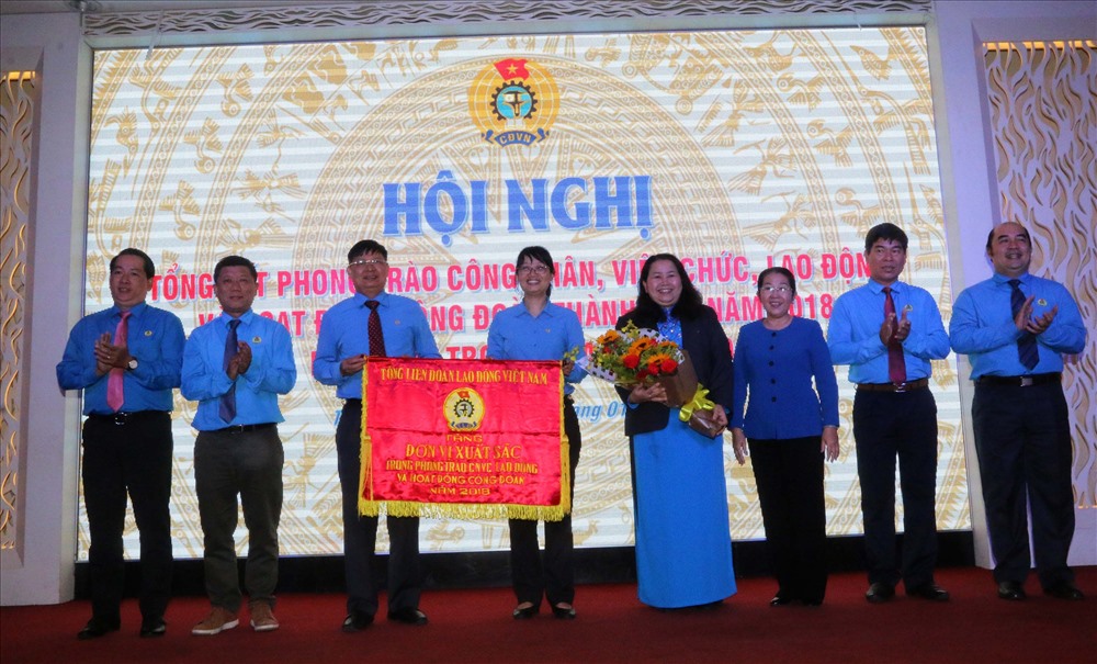 Ông Phan Văn Anh (thứ 3 từ trái sang) và bà Võ Thị Dung (thứ 3 từ phải sang) chúc mừng LĐLĐ TPHCM được nhận Cờ thi đua xuất sắc của Tổng LĐLĐ VN