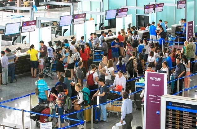 Khu vực làm thủ tục bay luôn quá tải do người nhà đưa tiễn rất đông.