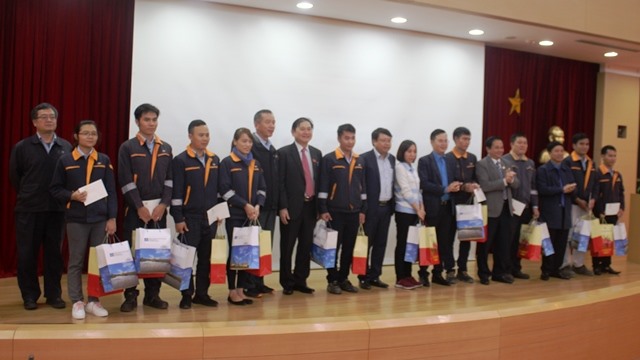 Trước đó, trong chiều cùng ngày, từ nguồn Quỹ của Tổng LĐLĐVN, các đồng chí trong đoàn công tác đã trao 10 suất quà cho công nhân viên lao động giỏi của Cty Formosa Hà Tĩnh.