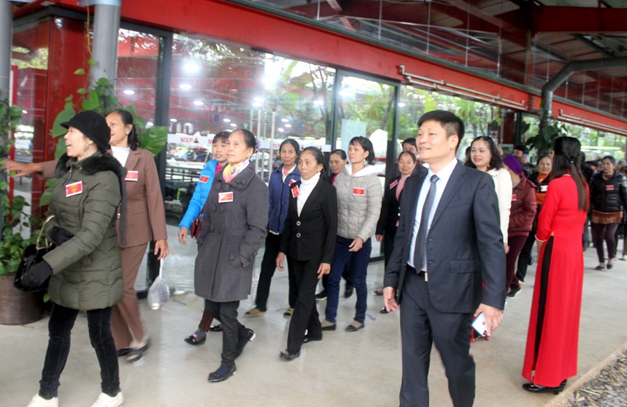 Thân nhân người lao động đi tham quan nhà máy.