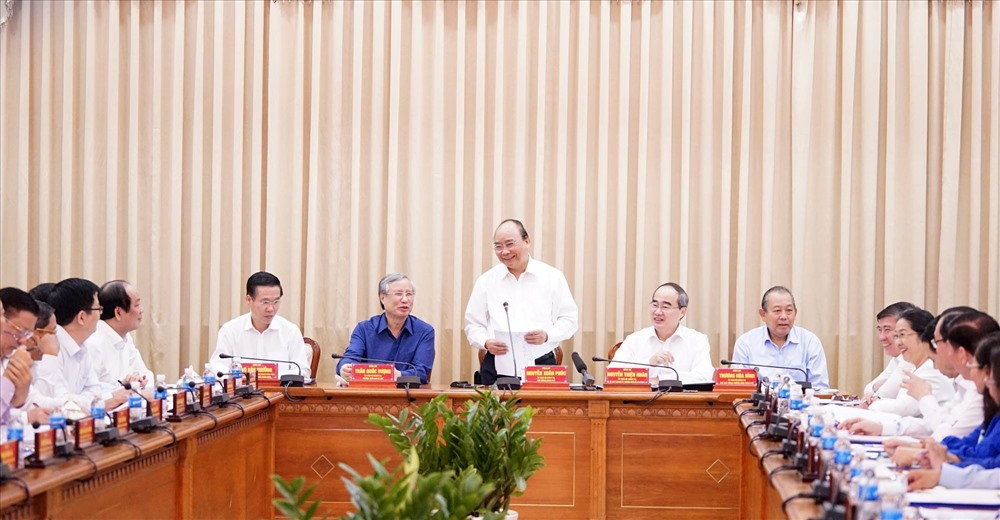 Bộ Chính trị, Ban Bí thư làm việc với TPHCM sáng 12.1
