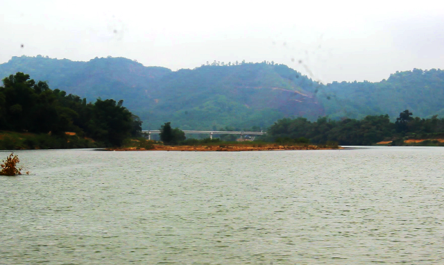 Cây cầu Liên Hòa đang chờ ngày hoàn thành, nối nhịp bờ vui. Khi đó, ông Ý chèo đò sẽ vui vì được...thất nghiệp