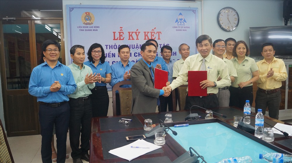 Ông Trần Quang Tòa - Chủ tịch LĐLĐ tỉnh Quảng Nam và ông Võ Thành Đàng - Tổng Giám đốc Công ty CP Đường Quảng Ngãi ký kết thỏa thuận. Ảnh: Q.T
