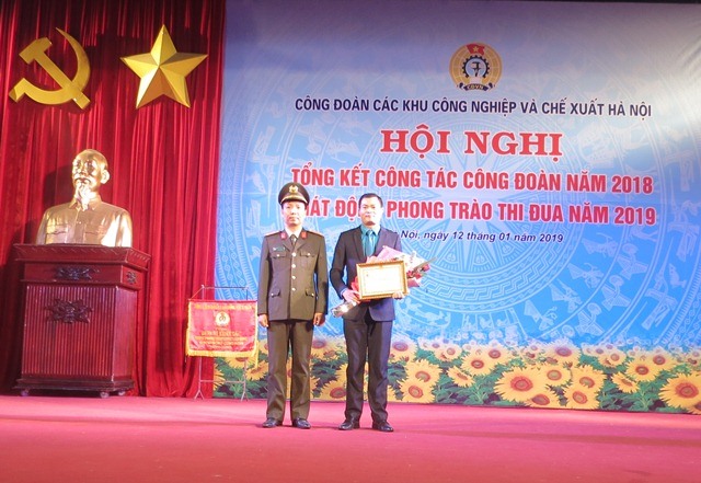 Trung tá Nguyễn Việt Dũng - Đội trưởng Đội An ninh đầu tư, Phòng An ninh Kinh tế Công an TP. Hà Nội trao Kỷ niệm chương Bảo vệ an ninh tổ quốc của Bộ Trưởng Bộ Công an cho ông Nguyễn Đình Thắng - Phó Chủ tịch CĐ các KCN - CX Hà Nội. Ảnh: Xuân Trường