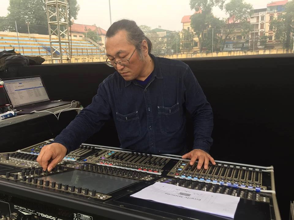 Kỹ sư âm thanh Masaaki Azuma đã sẵn sàng cho những màn trình diễn của “chảo lửa” V-Rock.