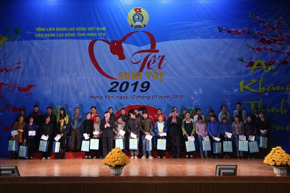 Phó Chủ tịch Thường trực Tổng LĐLĐVN Trần Thanh Hải và lãnh đạo tỉnh Hưng Yên trao quà cho CNLĐ. Ảnh: S.T