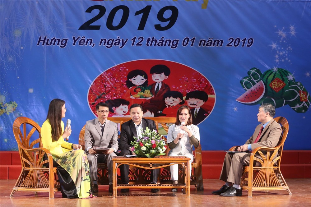 Chị Hoàng Thị Hạnh (thứ hai từ phải sang) chia sẻ tại chương trình. Ảnh: S.T