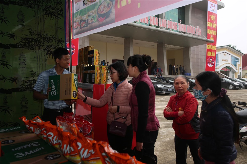 Đoàn viên, NLĐ mua hàng chất lượng cao - giảm giá tại Chương trình. Ảnh: S.T