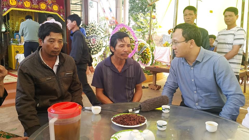 Ông Khuất Việt Hùng chia sẻ, động viên người nhà nạn nhân sau vụ tai nạn.
