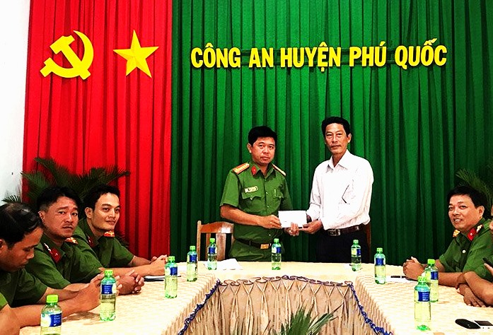 Phó Chủ tịch UBND huyện Phú Quốc thưởng nóng cho Công an Phú Quốc. Ảnh: HQ