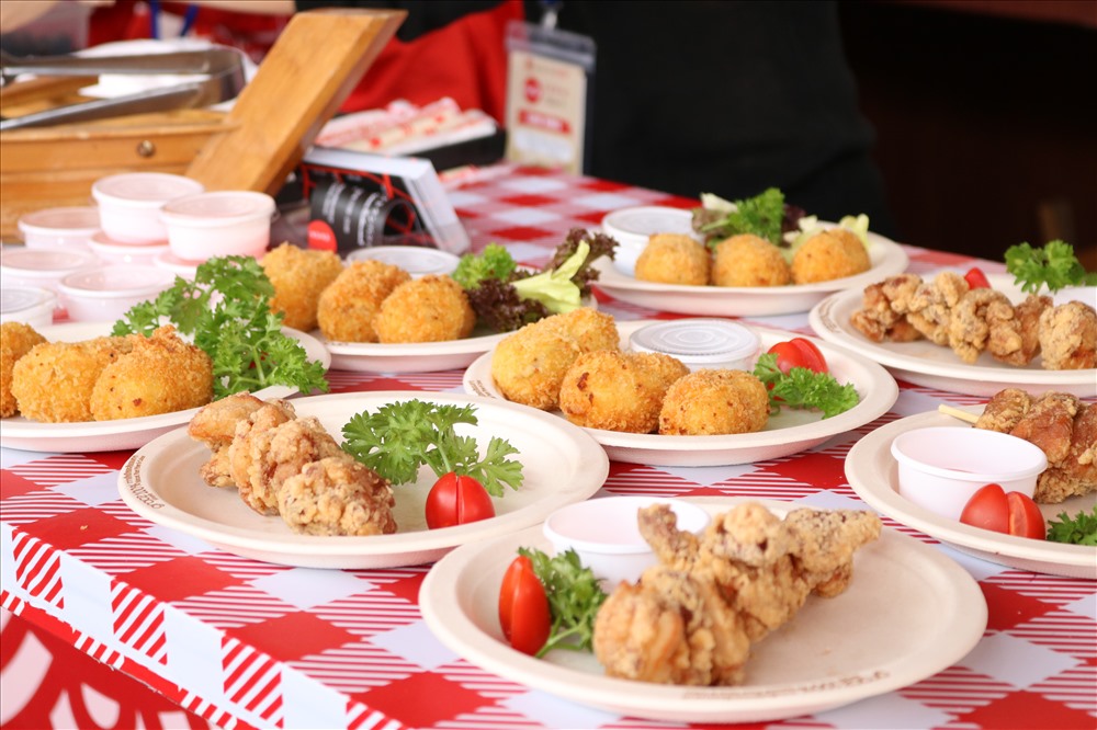 Các món ăn được trang trí bắt mắt, hấp dẫn thực khách có giá cả phải chăng  từ 10.000đ- 45.000đ.