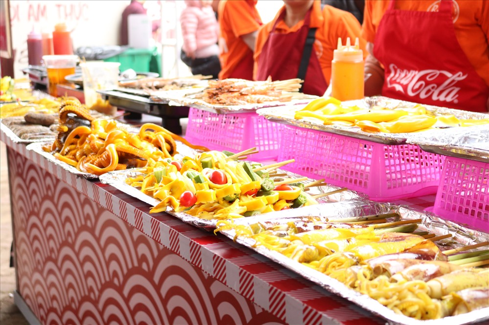 Các gian hàng đồ ăn Nhật luôn thu hút khách. Đặc biệt với là các món ăn từ hải sản : mực, bạch tuộc, chả cá…