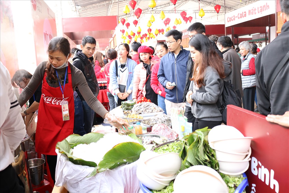 Với thời tiết se se lạnh, món bún cá, bún chả quen thuộc của người Việt là sự lựa chọn của nhiều thực khách.