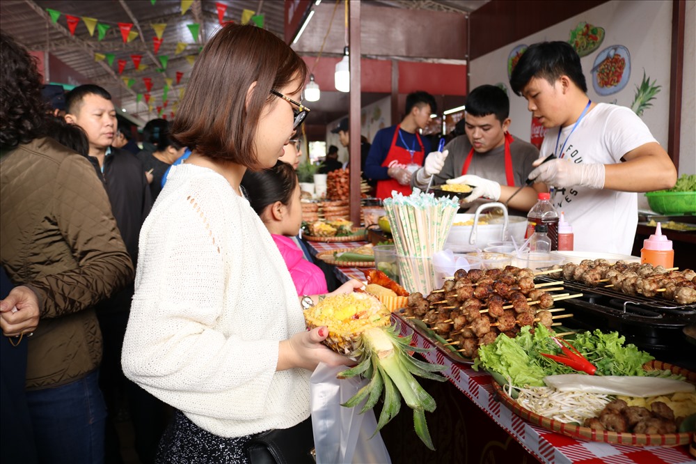 Món “cơm chiên dứa” được bày trí hấp dẫn, lạ mắt, thu hút rất đông bạn trẻ với giá chỉ 35.000đ. Hầu hết thực khách hài lòng với hương vị của những món ăn đường phố này.