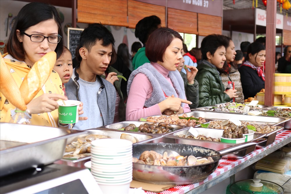 Bên cạnh những món ăn được chế biến sẵn, hải sản tươi sống cũng thu hút nhiều thực khách.