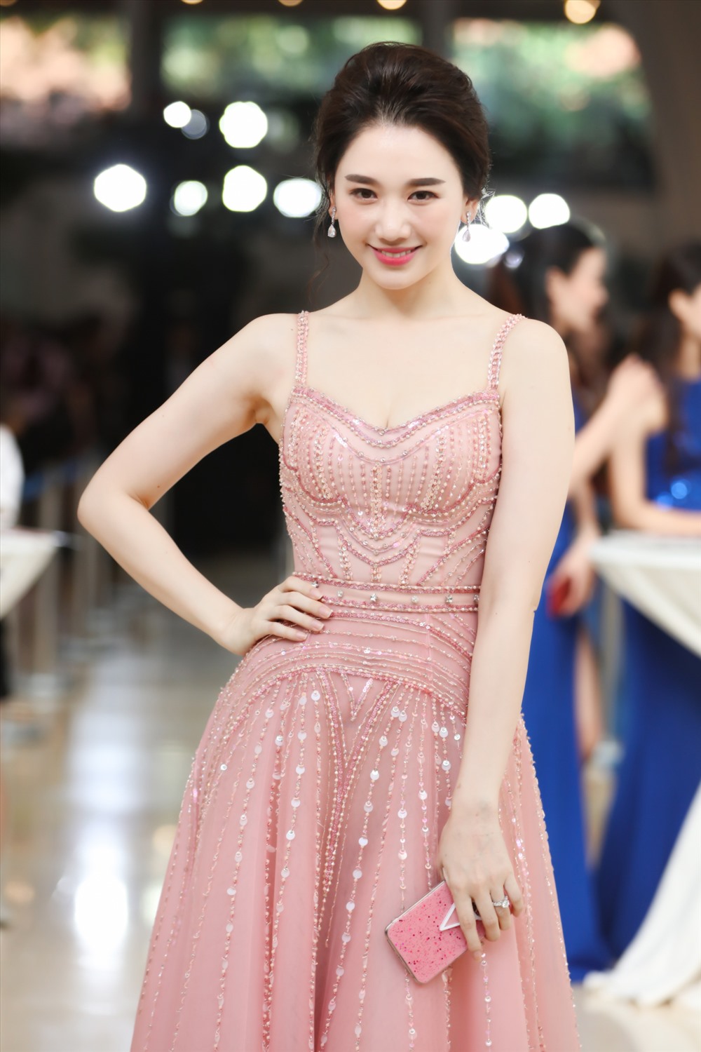 Bà xã Trấn Thành ngày càng chăm diện những bộ đồ gợi cảm, quyến rũ.