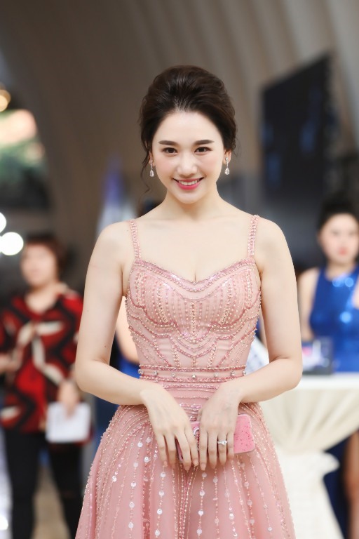 Bà xã Trấn Thành ngày càng chăm diện những bộ đồ gợi cảm, quyến rũ.