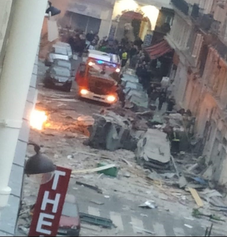 Hình ảnh từ hiện trường cho thấy ngọn lửa xuất phat từ một tòa nhà và lượng lớn các mảnh vỡ văng đầy trên các con phố. Ảnh: Mirror. 