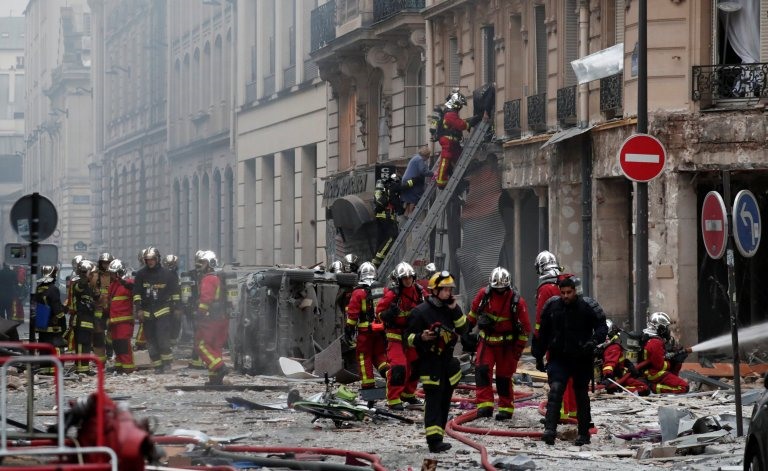 Cửa sổ của các tòa nhà xung quanh cũng bị thổi tung  và những chiếc ô tô gần đó cũng bị ảnh hưởng bởi sức ép từ vụ nổ. Ảnh: Mirror. 
