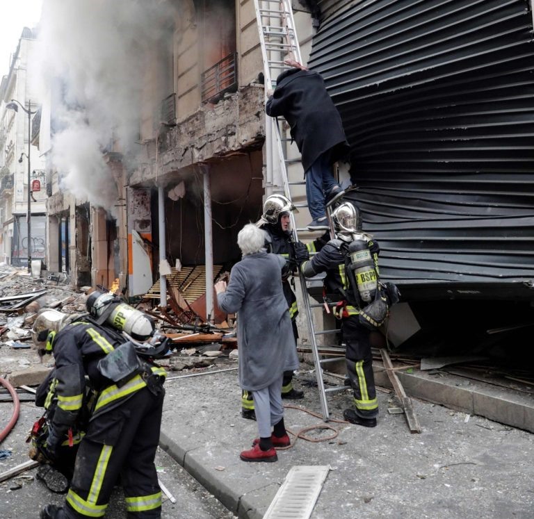 Tòa nhà nơi xảy ra vụ nổ nằm ở khu vực gần rạp hát  Folies-Bergere và cách không xa khu phố mua sắm nổi tiếng ở Paris. Ảnh: Mirror.
