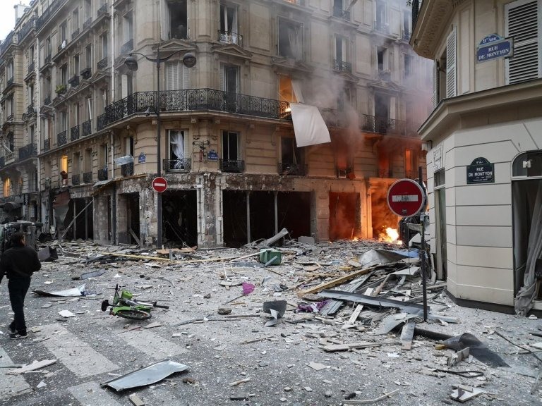 Cảnh sát cho biết, ít nhất 36 người khác bị thương trong vụ nổ tiệm bánh Hubert trên đường Rue de Trevise ở quận 9 vào khoảng 9h sáng. Ảnh: Mirror. 