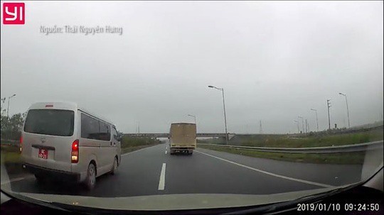 Hình ảnh chiếc xe biển đỏ đi lùi trên cao tốc được camera hành trình ghi lại. Ảnh: Cắt từ clip