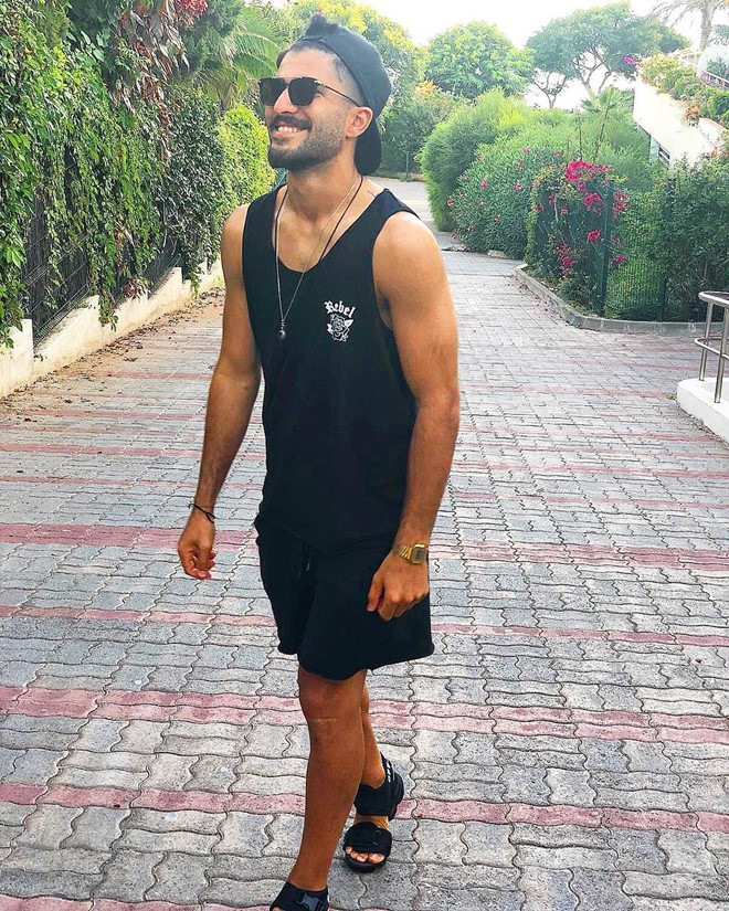 Amir Abedzadeh sở hữu vẻ điển trai.