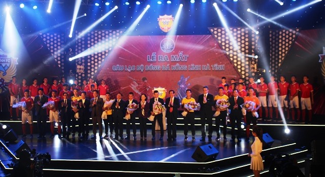 Lãnh đạo trung ương và địa phương tặng hoa cho BHL và các thành viên CLB