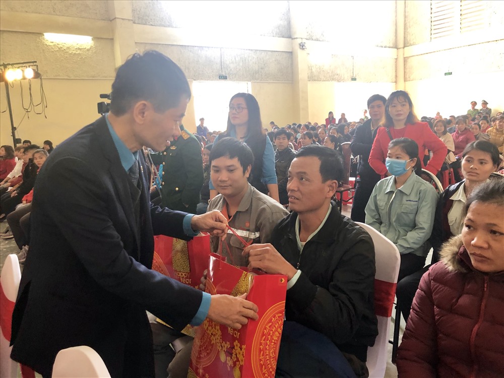 Phó Chủ tịch Tổng LĐLĐVN Trần Văn Thuật tặng quà Tết Sum vầy cho công nhân.